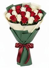 Букет Микс из красных и белых роз в Болтино