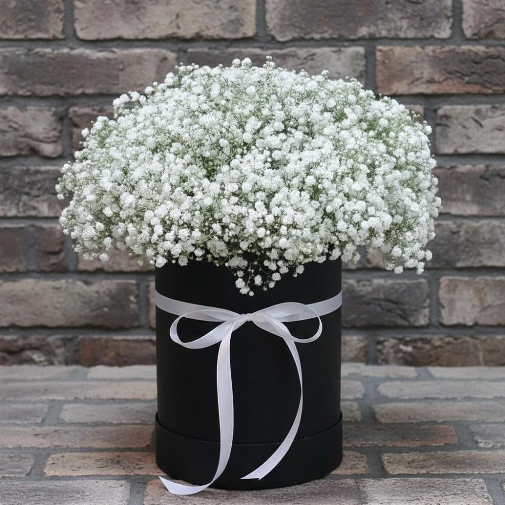 Цветочная композиция из Гипсофила в шляпной коробке в Болтино