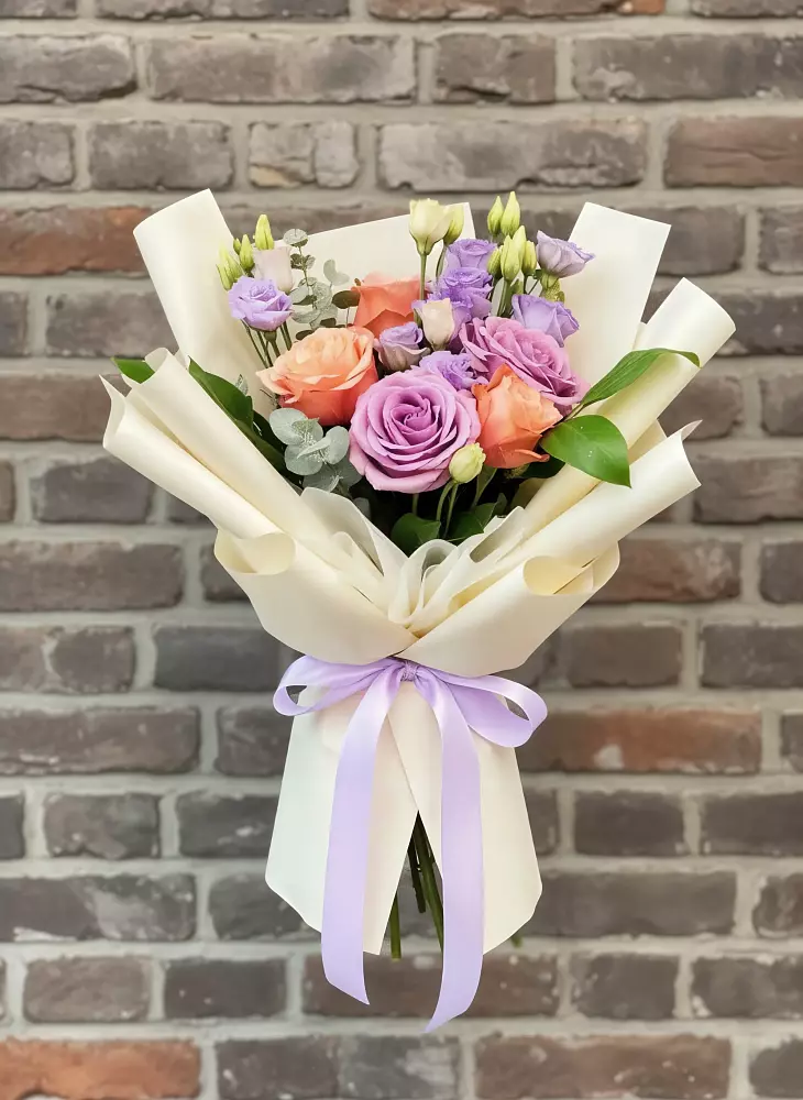 Букет цветов из: Лизиантусы и Розы в Болтино