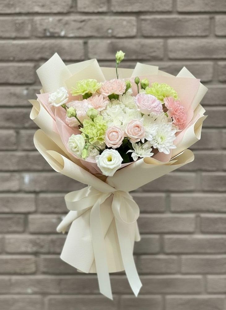 Букет цветов из: Гвоздики, Розы, Лизиантусы и Хризантемы в Болтино