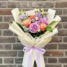 Букет цветов из:  Лизиантусы и Розы в Болтино