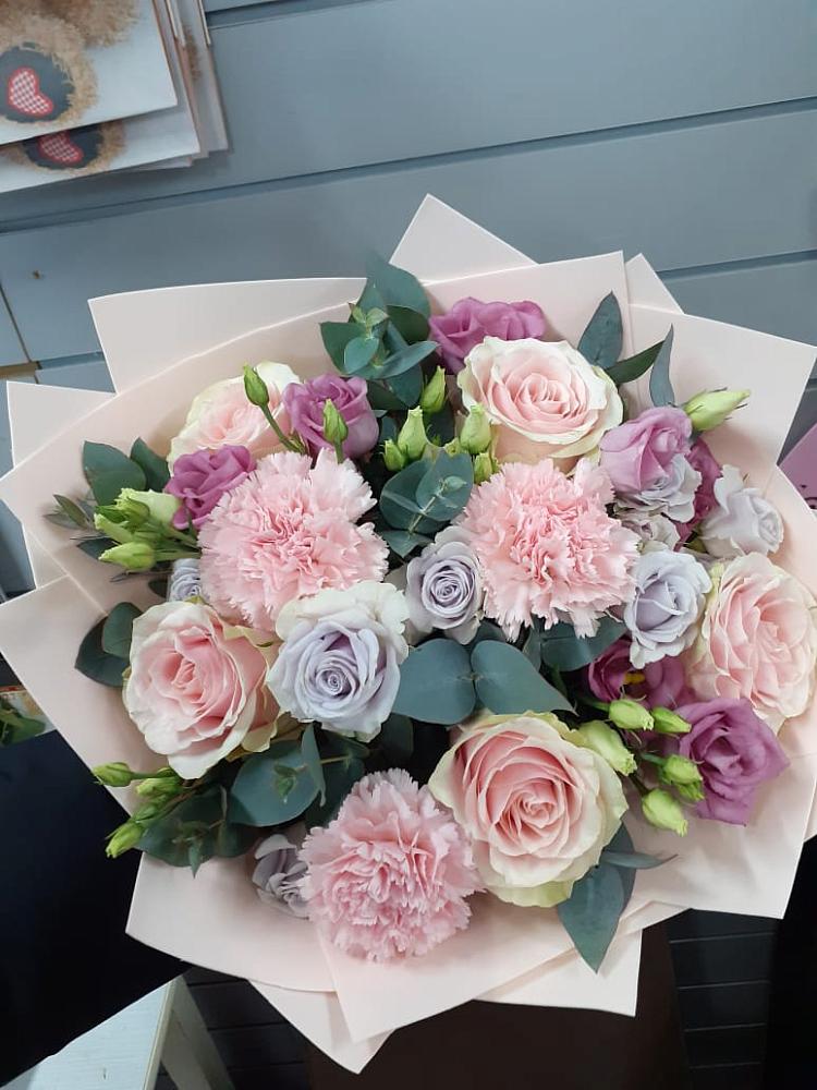 Букет цветов из: Розы, Гвоздики и Лизиантусы в Болтино