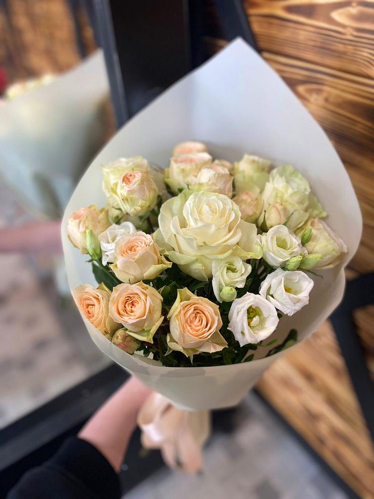 Букет цветов из: Розы и Лизиантусы в Болтино